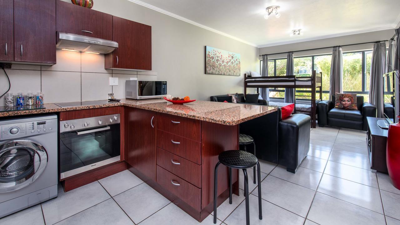Jozistay @ Jackal Creek Apartments Roodepoort Exteriör bild